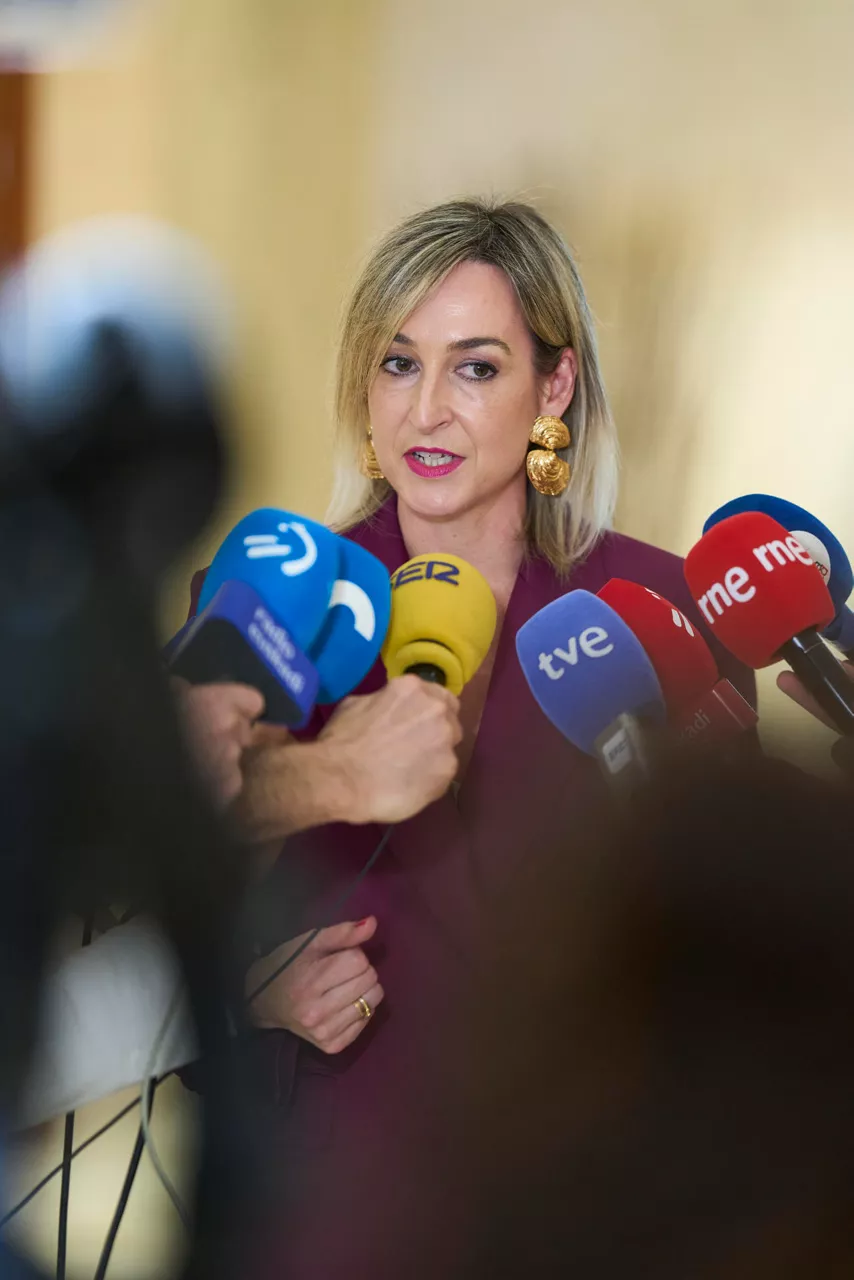 VITORIA, 04/07/2025.- La portavoz del Gobierno Vasco, Maria Ubarretxena, ha comparecido este viernes en Vitoria para hacer una valoración de las conclusiones recogidas en el último Sociómetro realizado por el gabinete de Prospección Sociológica del Gobierno Vasco, publicado la semana pasada, según el cual el PNV ganaría las elecciones autonómicas si se celebraran ahora y lograría 28 escaños en el Parlamento Vasco. EFE/ Adrián Ruiz Hierro
