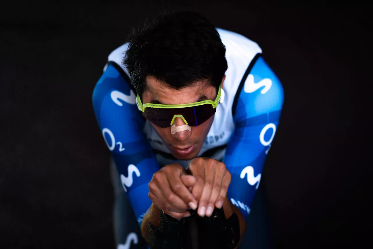 BARCELONA, 04/07/2026.- El ciclista belga del equipo Movistar Cian Uijtdebroeks, antes de la primera etapa del Tour de Francia, una contrarreloj por equipos de 19,6 kilómetros, celebrada este sábado en Barcelona. EFE/Siu Wu
