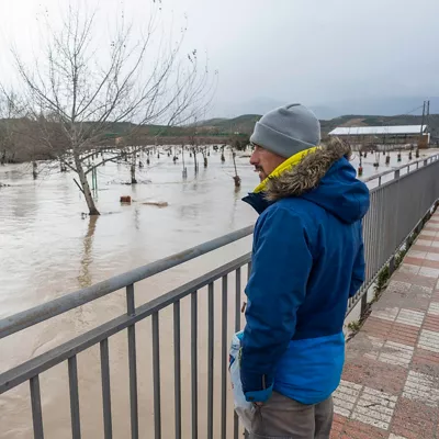 HUETOR TAJAR (GRANADA), 06/02/2026.- Un vecino observa la crecida del río, este viernes en Huétor Tájar (Granada), uno de los municipios andaluces especialmente afectados por la borrasca Leonardo. El presidente de la Junta de Andalucía, Juanma Moreno, ha afirmado este viernes que es posible que sea necesario ampliar el perímetro de evacuación tras el desalojo de la población de Grazalema (Cádiz) debido a los efectos del temporal, aunque la situación la determinarán los geólogos. EFE/ Miguel Ángel Molina
