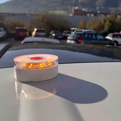 BILBAO, 04/12/2025.- Baliza V-16 con tarjeta Sim. La señal luminosa V-16, que reemplaza a los tradicionales triángulos de emergencia y que estará conectada a la Dirección General de Tráfico (DGT), será obligatoria desde el 1 de enero, una medida que busca reducir el riesgo de atropellos y que supondrá un coste para conductores profesionales y empresas transportistas. EFE/Luis Tejido
