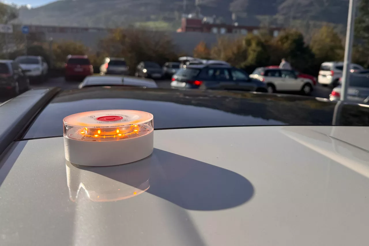 BILBAO, 04/12/2025.- Baliza V-16 con tarjeta Sim. La señal luminosa V-16, que reemplaza a los tradicionales triángulos de emergencia y que estará conectada a la Dirección General de Tráfico (DGT), será obligatoria desde el 1 de enero, una medida que busca reducir el riesgo de atropellos y que supondrá un coste para conductores profesionales y empresas transportistas. EFE/Luis Tejido
