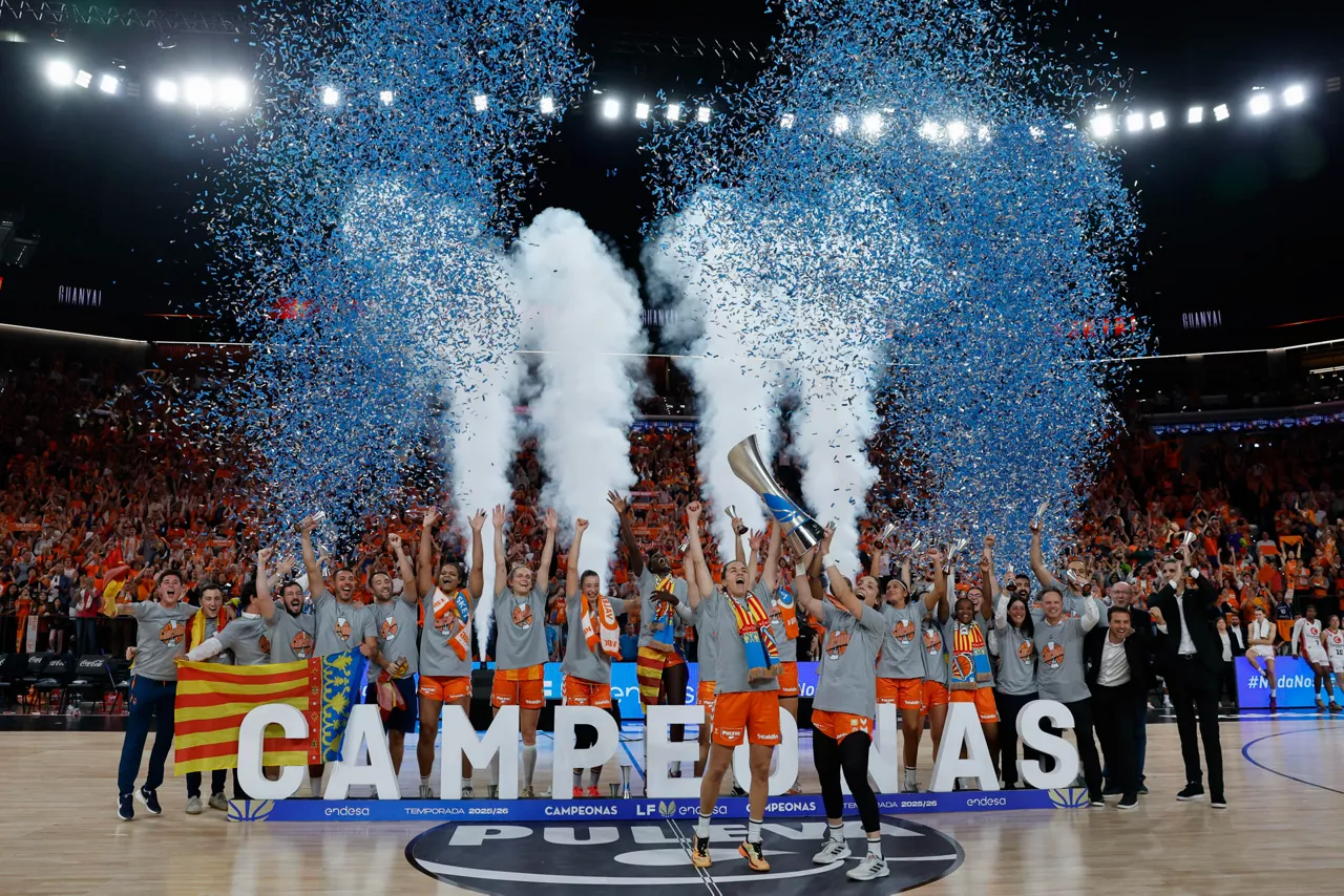 VALENCIA, 17/05/2026.-Jugadoras del Valencia Basket celebran tras el partido que enfrentó al Valencia Basket y al Casademont en Valencia, este domingo. Una canasta de Yvonne Anderson sobre la bocina dio este domingo al Valencia Basket su cuarto título de la Liga Femenina, ganados todos ellos de manera consecutiva, y tumbó a un valiente y luchador Casademont Zaragoza que se quedó a un paso de poder forzar un tercer partido tras haber dominado casi todo el encuentro de la mano de Mariona Ortiz. EFE/ Ana Escobar
