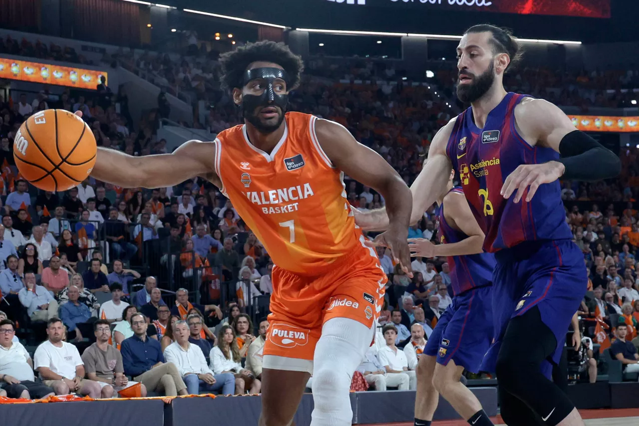 Valencia, 20/06/2026. Braxton Key (i), del Valencia Basket, y Tornike Shengelia, del Barcelona, durante el segundo partido de las Finales de la Liga Endesa disputado hoy sábado en el pabellón Roig Arena de Valencia, entre Valencia Basket y FC Barcelona. EFE/Miguel Ángel Polo.
