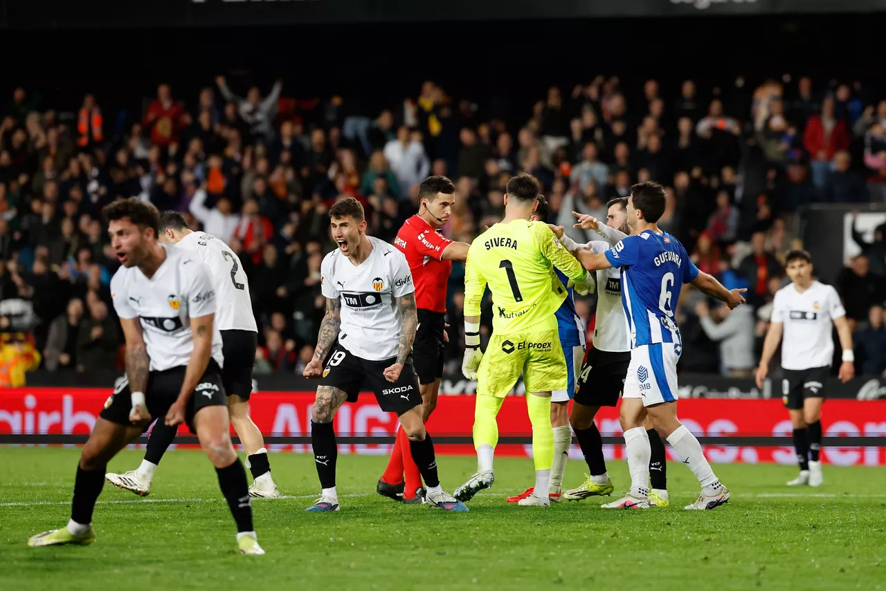 VALENCIA, 08/03/2026.- El árbitro Guzmán Mansilla pita penalti a favor del Valencia, durante el partido de la jornada 27 de LaLiga entre el Valencia CF y el Deportivo Alavés, este domingo en el estadio de Mestalla. EFE/ Ana Escobar
