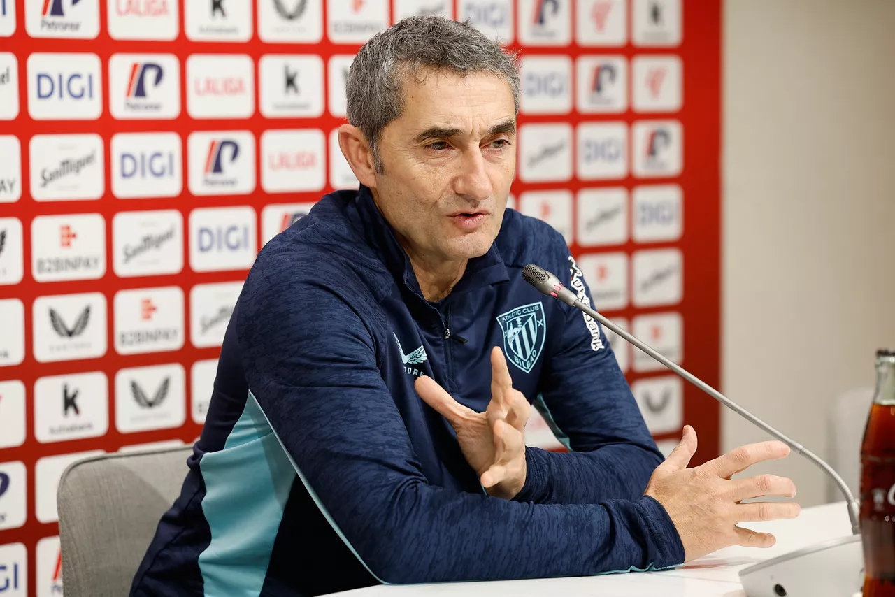 BILBAO (ESPAÑA), 14/02/2026.- El entrenador del Athletic Club, Ernesto Valverde durante la rueda de prensa del equipo antes de su enfrentamiento liguero ante el Real Oviedo. EFE/ Miguel Toña
