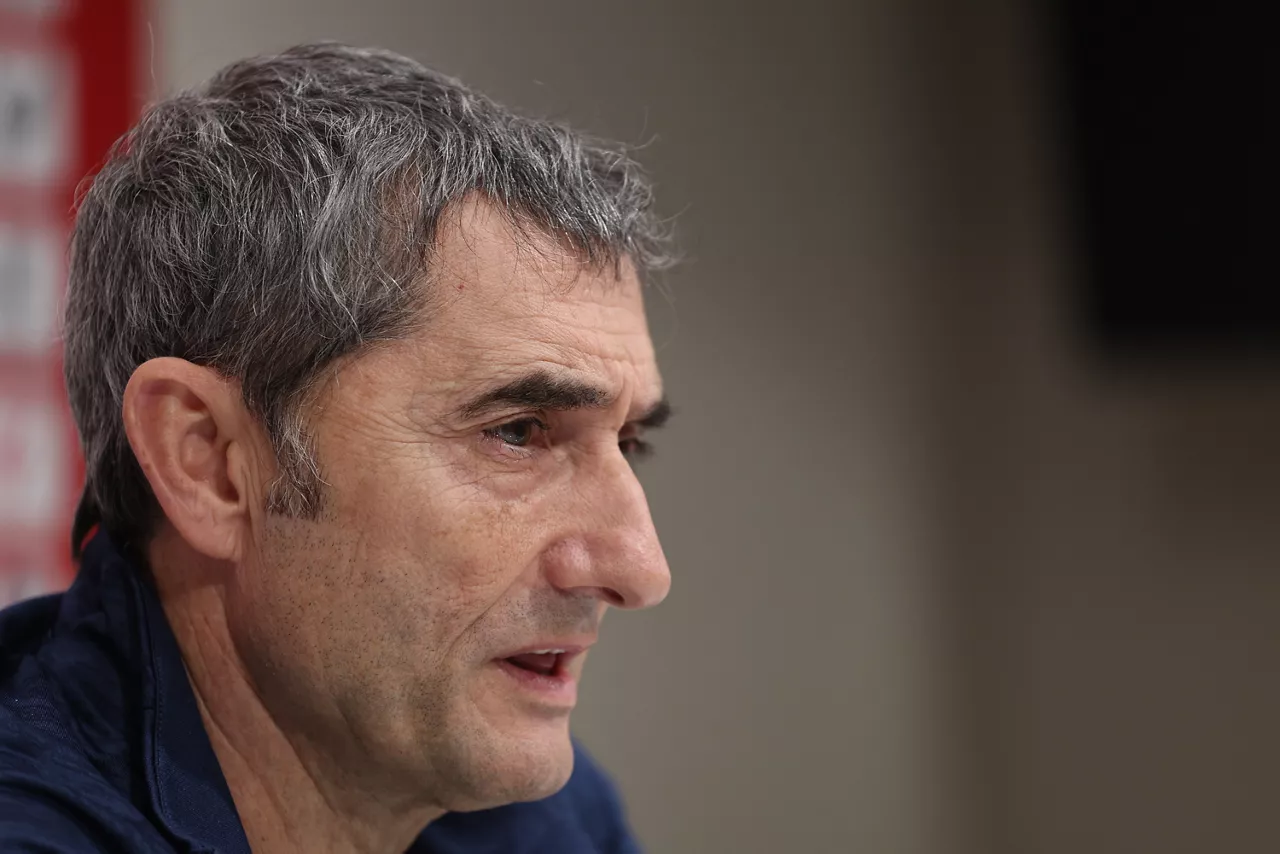 GRAFCAV031. LEZAMA (BIZKAIA), 19/02/2026.-El entrenador del Athletic de Bilbao Ernesto Valverde en rueda de prensa previa al partido de mañana, entre el Athletic Club y Elche, que se miden en San Mamés en el duelo que abre la vigésimoquinta jornada de LaLiga EA Sports y enfrentará la tendencia al alza de los rojiblancos, con 7 puntos sumados de últimos 9, y la claramente a la baja de los franjiverdes, que no conocen la victoria en 2026.EFE/Luis Tejido
