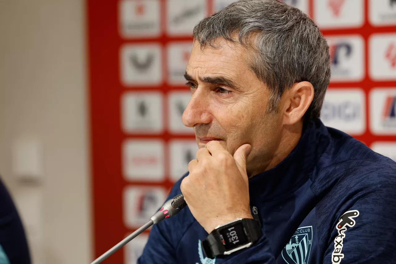 LEZAMA (BIZKAIA), 09/05/2026.- El entrenador del Athletic Club, Ernesto Valverde, durante la rueda de prensa ofrecida este sábado en Lezama (Bizkaia). EFE/Miguel Toña
