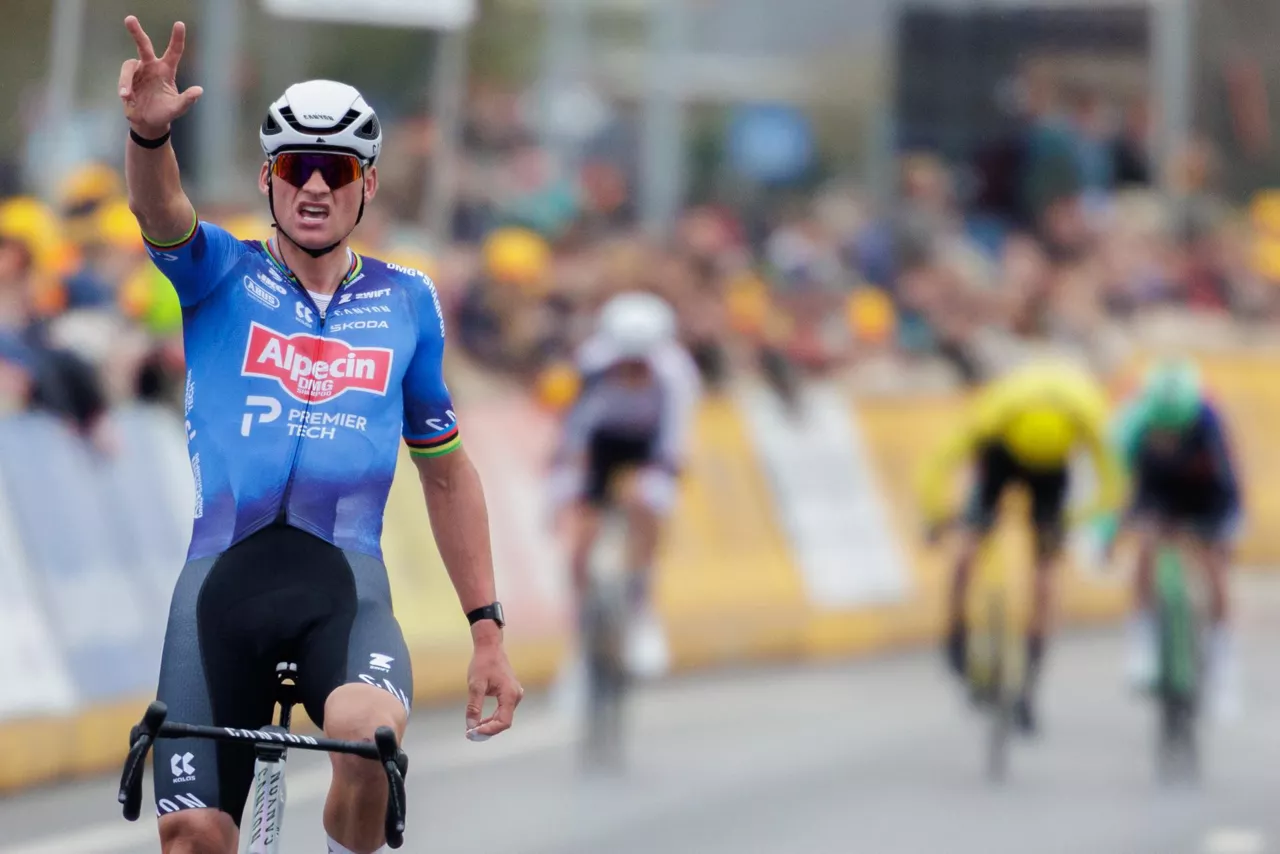 HARELBEKE (Belgium), 27/03/2026.- Mathieu van der Poel of team Alpecin-Premier Tech crosses the finish line to win the E3 Saxo Classic one-day cycling classic, a 203 kilometer cycling race starting and ending in Harelbeke, Belgium, 27 March 2026. (Ciclismo, Bélgica) EFE/EPA/OLIVIER MATTHYS
