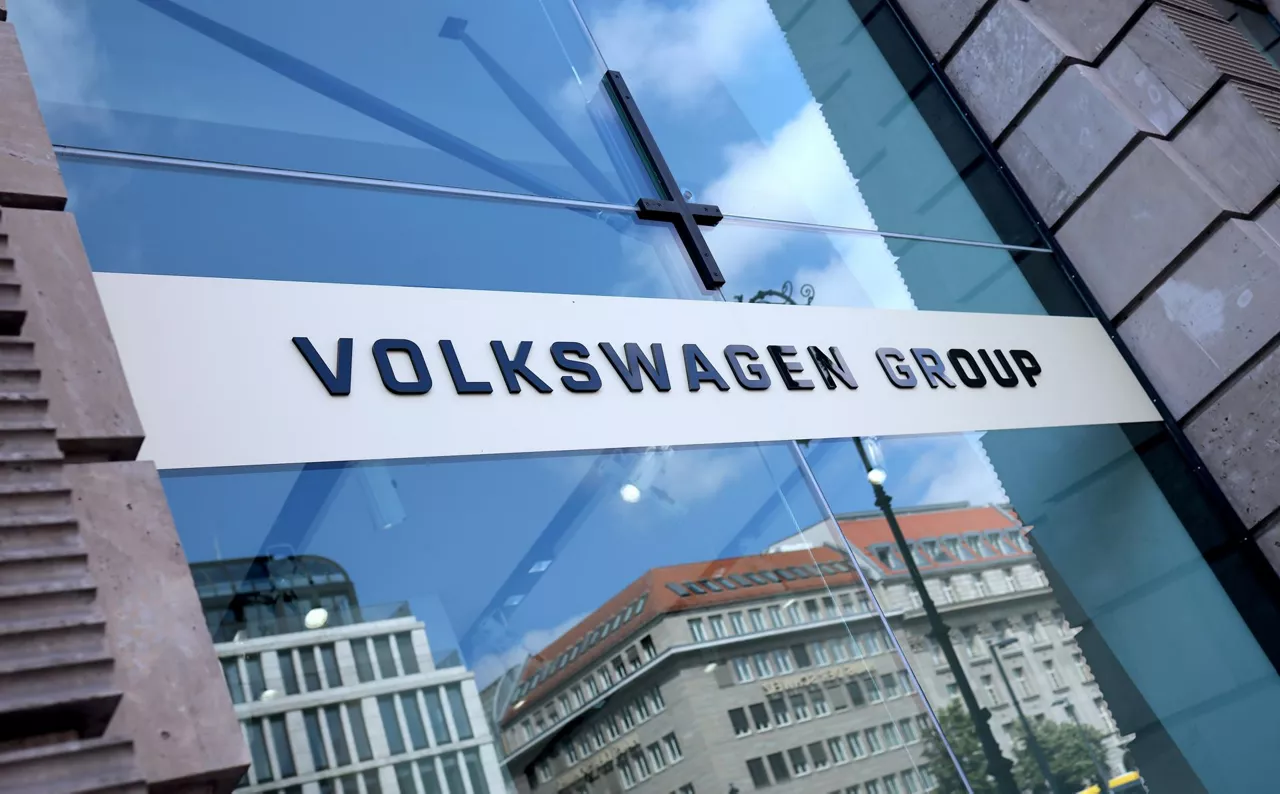 Berlin (Germany), 09/07/2026.- A Volkswagen logo at a car exhibition of VW in Berlin, Germany, 09 July 2026. Volkswagen's management is presenting its restructuring plans to the supervisory board. Europe’s largest automaker is suffering from US tariffs, lower profit margins on electric cars, and intense competition in China, the world’s largest automotive market. VW plans to cut 50,000 jobs in Germany by 2030, including 35,000 at the Volkswagen brand. (Alemania) EFE/EPA/HANNIBAL HANSCHKE
