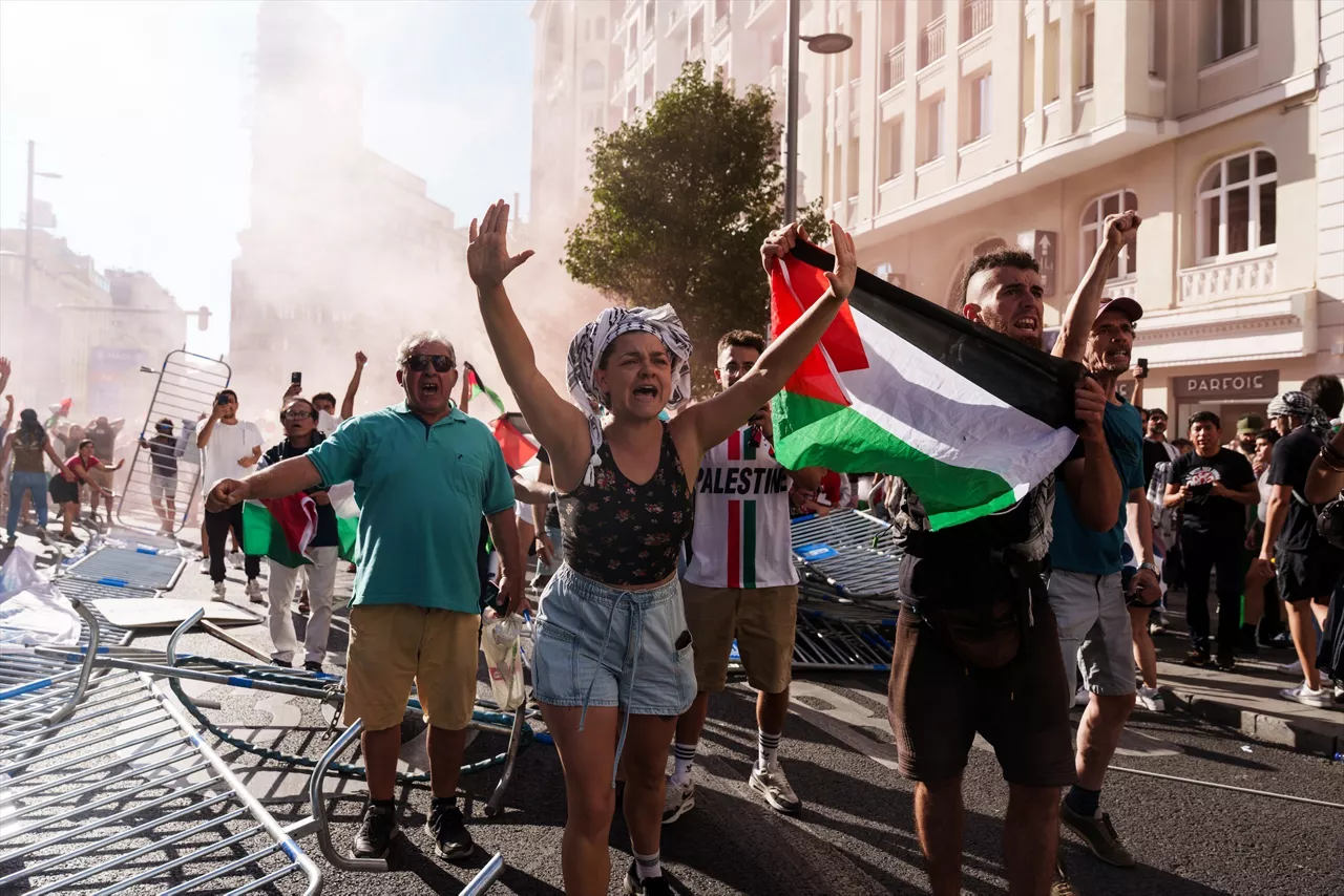Varias personas con banderas de Palestina irrumpen la Gran Vía antes de pasar la etapa 21 de la Vuelta Ciclista a España, en la plaza de Callao, a 14 de septiembre de 2025, en Madrid (España). La Vuelta Ciclista a España pone hoy en Madrid el punto y final a una 90 edición de la ronda española marcada por las protestas en apoyo del pueblo palestino. La etapa final ha comenzando en la localidad de Alalpardo y finaliza en Cibeles con un recorrido de 106 kilómetros.



Matias Chiofalo / Europa Press

14 SEPTIEMBRE 2025;PALESTINA;CICLISMO;VUELTA CICLISTA;ESPAÑA;PIXELADA

14/9/2025