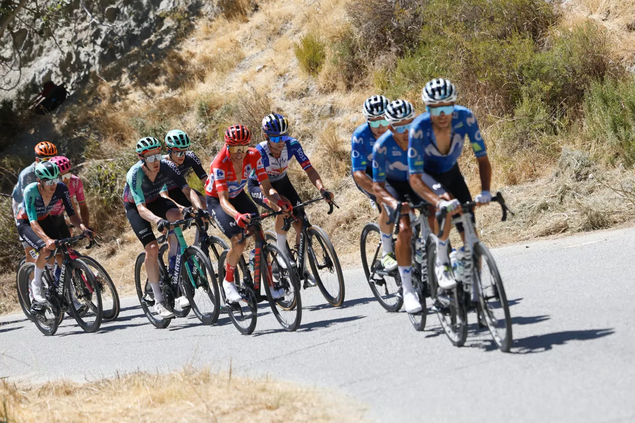 LA CALAHORRA (GRANADA) 12/09/2026.-  El líder de la general Enric Más (c) del Movistar durante la 20ª etapa de la Vuelta ciclista España entre La Calahorra y Collado del Alguacil (Granada) de 187 kilómetros este sábado. EFE/ Javier Lizón
