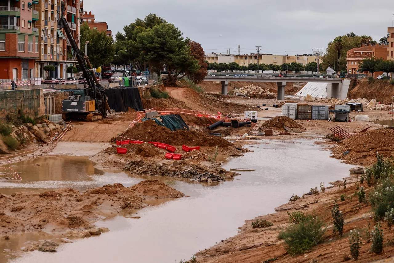 El barranco del Poyo a su paso por Paiporta, a 29 de septiembre de 2025, en Paiporta, Valencia, Comunidad Valenciana (España). El barranco de La Saleta, en Aldaia (Valencia), se ha desbordado de madrugada, a la altura del dique de Bonaire, como consecuencia de las fuertes lluvias que azotan a la provincia de Valencia y Castellón. En concreto, esta noche, el municipio valenciano de Aldaia ha registrado 57 l/m2 en tan solo 35 minutos, según ha recogido Avamet. El agua también ha provocado la inundación de algunas calles de la localidad y esta mañana están trabajando efectivos para controlar la situación.