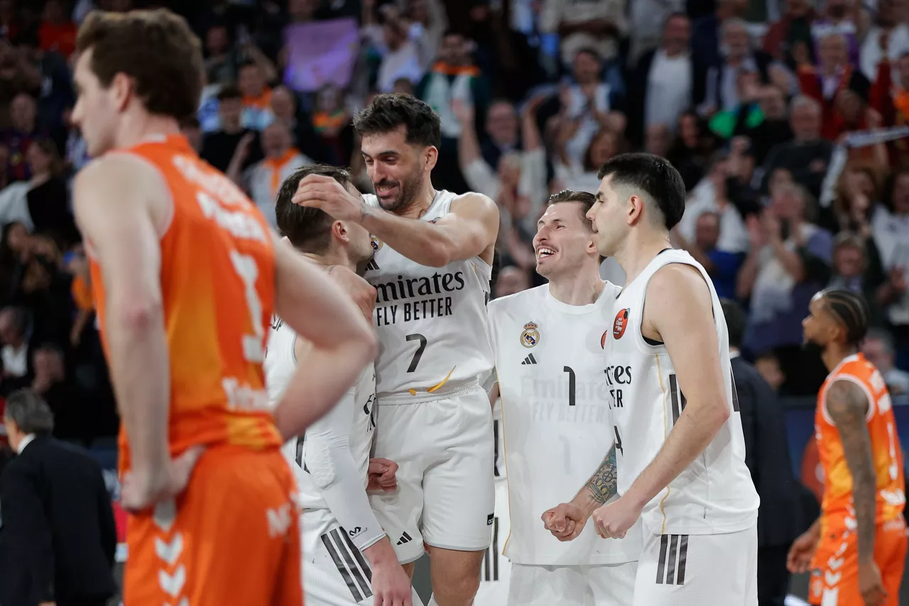 VALENCIA, 21/02/2026.- Los jugadores del Real Madrid celebran tras vencer en el partido de semifinales de la Copa del Rey de Baloncesto que Valencia Basket y Real Madrid disputan este sábado en el Roig Arena, en Valencia. EFE/ Manuel Bruque

