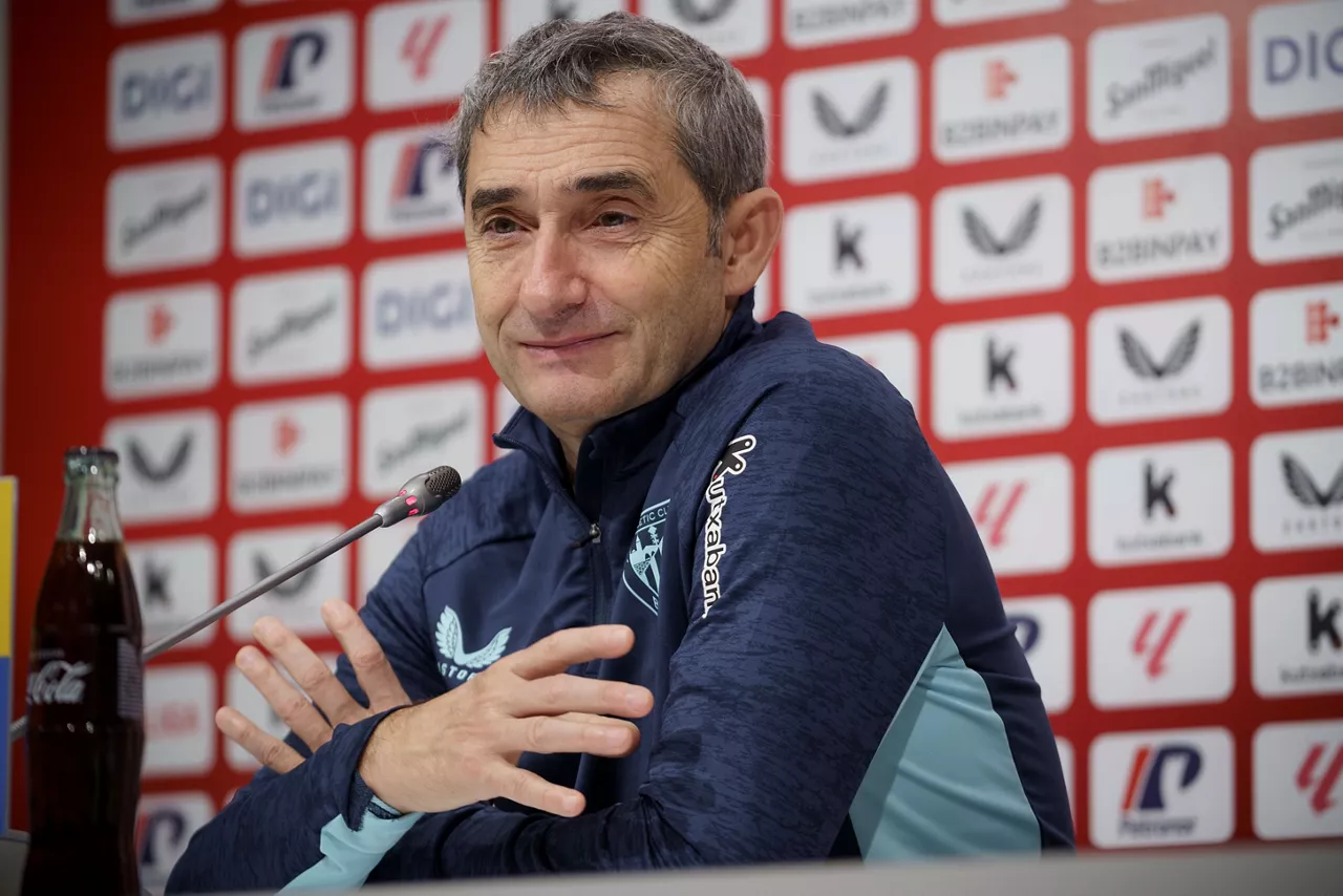 LEZAMA, 07/02/2026.- El entrenador del Athletic Club de Bilbao, Ernesto Valverde, ofrece una rueda de prensa este sábado en Lezama de cara al partido liguero que disputará su equipo el domingo ante el Levante en el estadio San Mamés de la capital vizcaína. EFE/Javier Zorrilla

