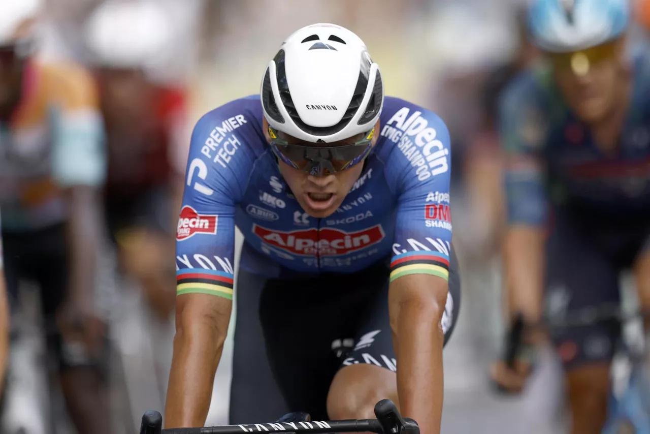 Van der Poel, tras cruzar la línea de meta, exhausto.