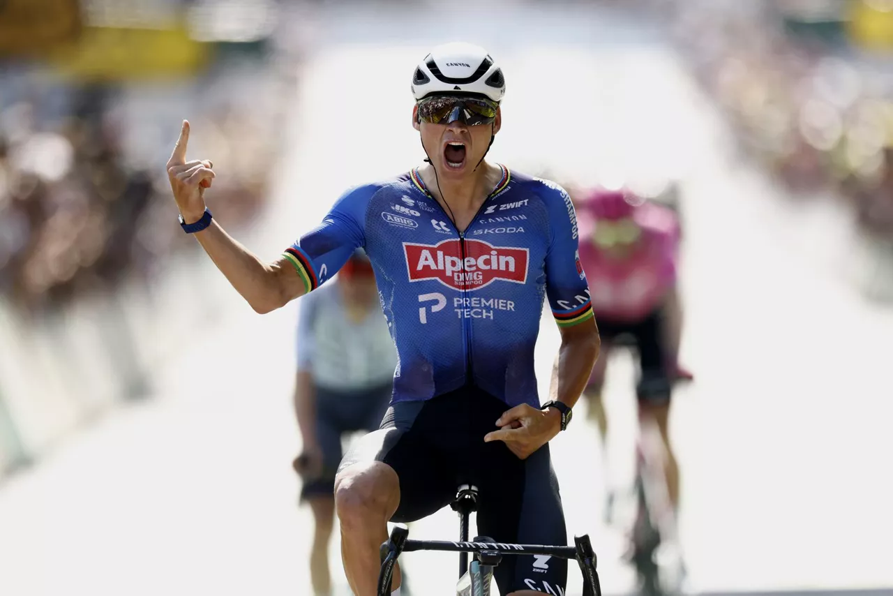 USSEL (France), 12/07/2026.- Dutch cyclist Mathieu van der Poel of Alpecin-Premier Tech celebrates as he crosses the finish line to win Stage 9 of the Tour de France, a 154.6 km route from Malemort to Ussel, France, 12 July 2026. (Ciclismo, Francia) EFE/EPA/YOAN VALAT

