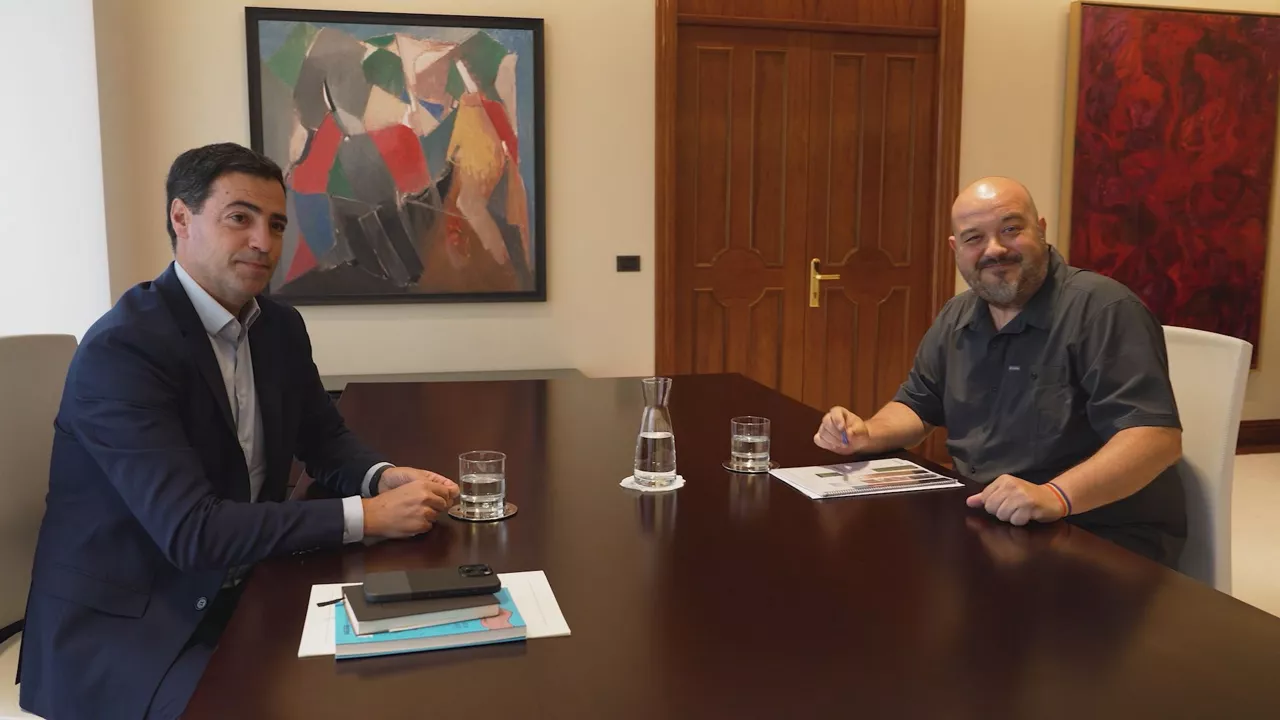 El lehendakari recibe al coordinador general de Podemos Euskadi en Lehendakaritza
Lehendakariak Podemos Euskadiko koordinatzaile nagusia hartu du