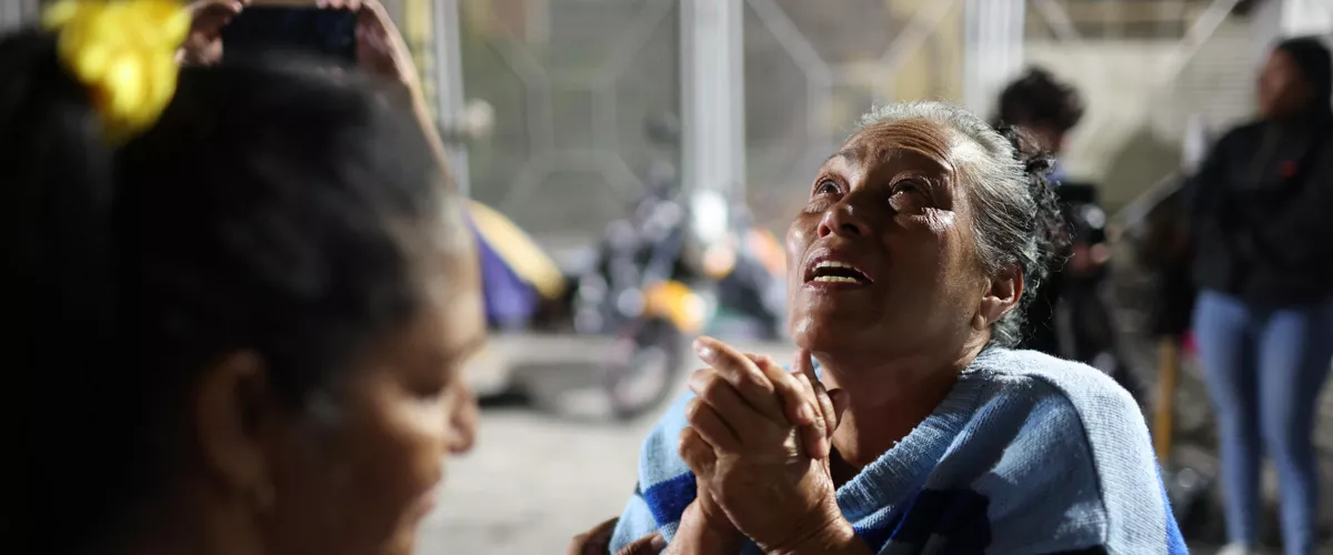 AME6988. CARACAS (VENEZUELA), 19/02/2026.- Personas reaccionan al conocer la aprobación de la ley de amnistía para presos políticos este jueves, frente al comando de la Policía Nacional Bolivariana (PNB) conocido como Zona 7, en Caracas (Venezuela). Familiares de los presos políticos de Venezuela celebraron la aprobación de la ley de amnistía que perdona casos en periodos de crisis política entre 2002 y 2025 y exigieron la liberación de estos detenidos, coincidiendo con el anuncio del fin de la huelga de hambre de un grupo de diez mujeres que estaba en protesta. EFE/ Miguel Gutiérrez
