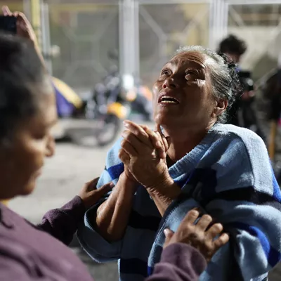 AME6988. CARACAS (VENEZUELA), 19/02/2026.- Personas reaccionan al conocer la aprobación de la ley de amnistía para presos políticos este jueves, frente al comando de la Policía Nacional Bolivariana (PNB) conocido como Zona 7, en Caracas (Venezuela). Familiares de los presos políticos de Venezuela celebraron la aprobación de la ley de amnistía que perdona casos en periodos de crisis política entre 2002 y 2025 y exigieron la liberación de estos detenidos, coincidiendo con el anuncio del fin de la huelga de hambre de un grupo de diez mujeres que estaba en protesta. EFE/ Miguel Gutiérrez
