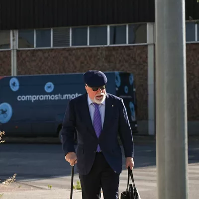 SAN FERNANDO DE HENARES (C.A. DE MADRID), 27/07/2026.- El excomisario José Villarejo a su llegada a la Audiencia Nacional de San Fernando de Henares, donde este lunes continúa el juicio del caso Kitchen con los informes finales de las cuatro defensas que quedan por exponer. EFE/Fernando Villar
