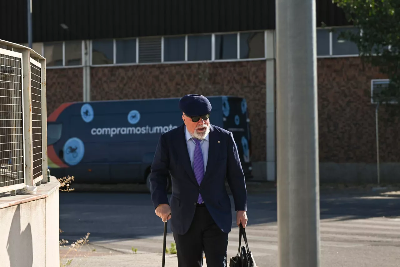 SAN FERNANDO DE HENARES (C.A. DE MADRID), 27/07/2026.- El excomisario José Villarejo a su llegada a la Audiencia Nacional de San Fernando de Henares, donde este lunes continúa el juicio del caso Kitchen con los informes finales de las cuatro defensas que quedan por exponer. EFE/Fernando Villar
