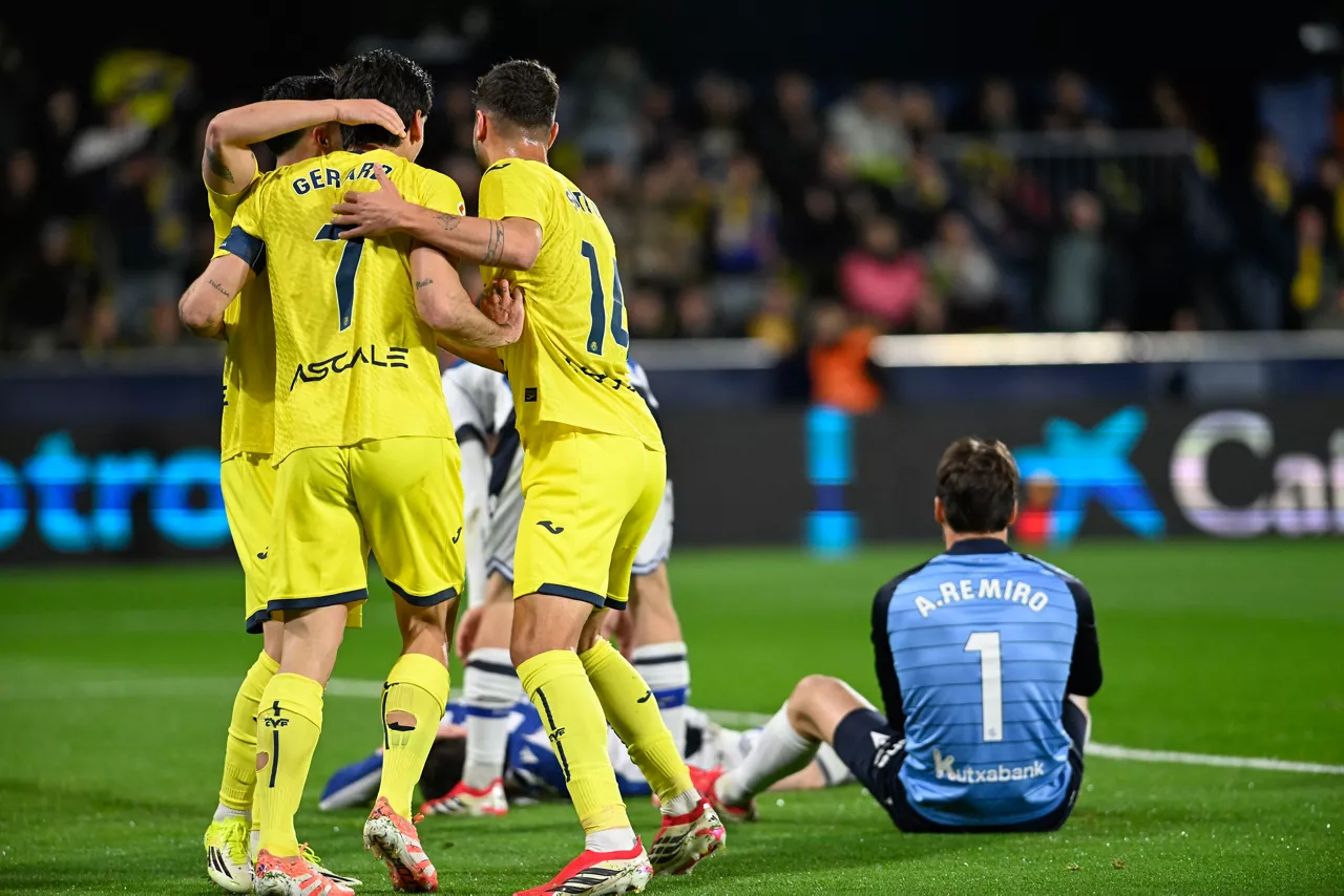 VILLARREAL (CASTELLÓN), 20/03/2026.- Los jugadores del Villarreal celebran el segundo gol ante la Real, durante el partido de LaLiga de fútbol que Villarreal CF y Real Sociedad disputan este viernes en el estadio de La Cerámica. EFE/Andreu Dalmau

