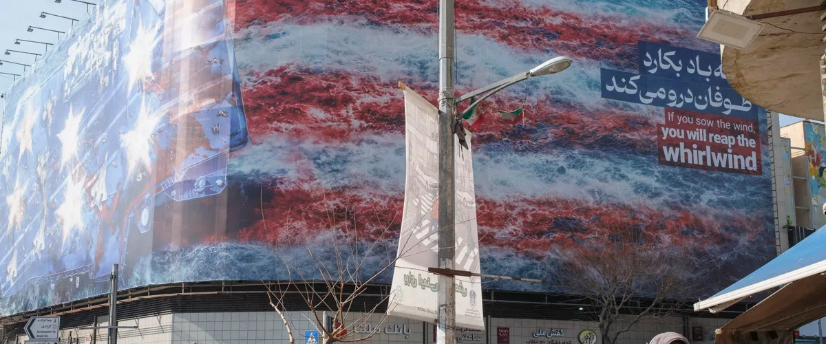TEHERÁN (IRÁN), 28/01/2026.- Vista de un mural en la plaza Enghelab de Teherán que muestra un portaaviones de Estados Unidos destruido, en un gesto de desafío ante Washington. En las calles de Teherán se mezclan temor, incertidumbre y desafío ante una posible intervención militar de Estados Unidos contra la República Islámica, algo que el Gobierno iraní considera probable tras la decisión del presidente Donald Trump de enviar una flota a la zona. EFE/Jaime León
