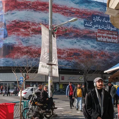 TEHERÁN (IRÁN), 28/01/2026.- Vista de un mural en la plaza Enghelab de Teherán que muestra un portaaviones de Estados Unidos destruido, en un gesto de desafío ante Washington. En las calles de Teherán se mezclan temor, incertidumbre y desafío ante una posible intervención militar de Estados Unidos contra la República Islámica, algo que el Gobierno iraní considera probable tras la decisión del presidente Donald Trump de enviar una flota a la zona. EFE/Jaime León
