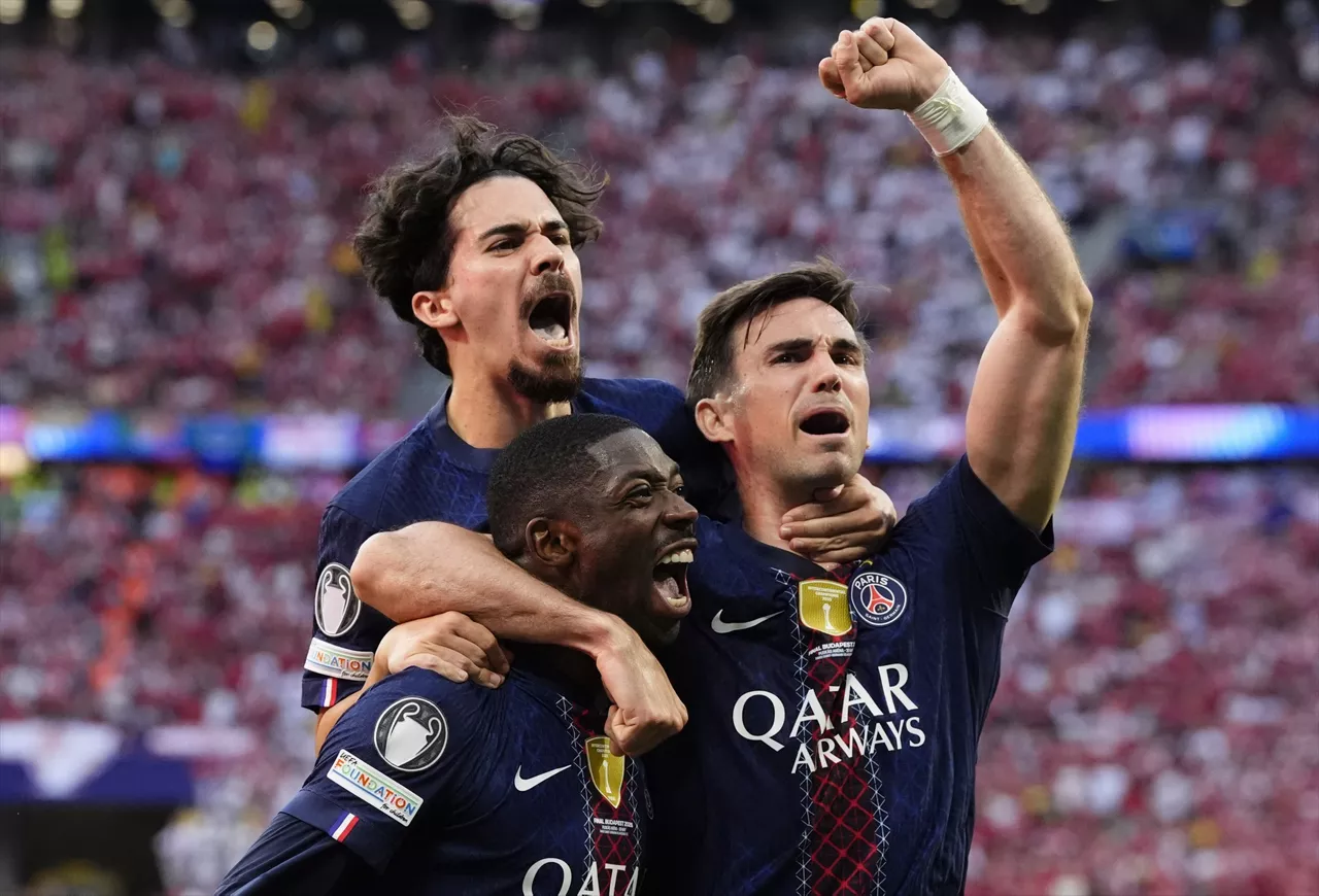 Vitinha, Fabián y Demebele celebrando el gol de la final de la Champions del PSG