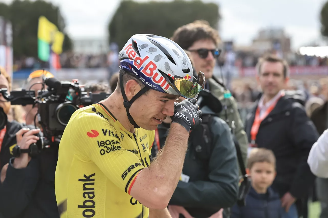 ROUBAIX (France), 12/04/2026.- Belgian rider Wout van Aert of team Team Visma Lease a Bike celebrates winning after the Paris-Roubaix cycling classic over 258.3km from Compiegne to Roubaix, France, 12 April 2026. (Ciclismo, Francia) EFE/EPA/CHRISTOPHE PETIT TESSON
