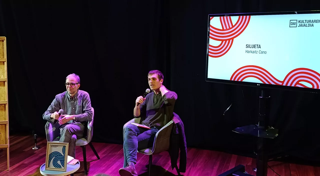 Harkaitz Cano idazlea eta Beñat Sarasola kazetaria, Durangoko Azokan