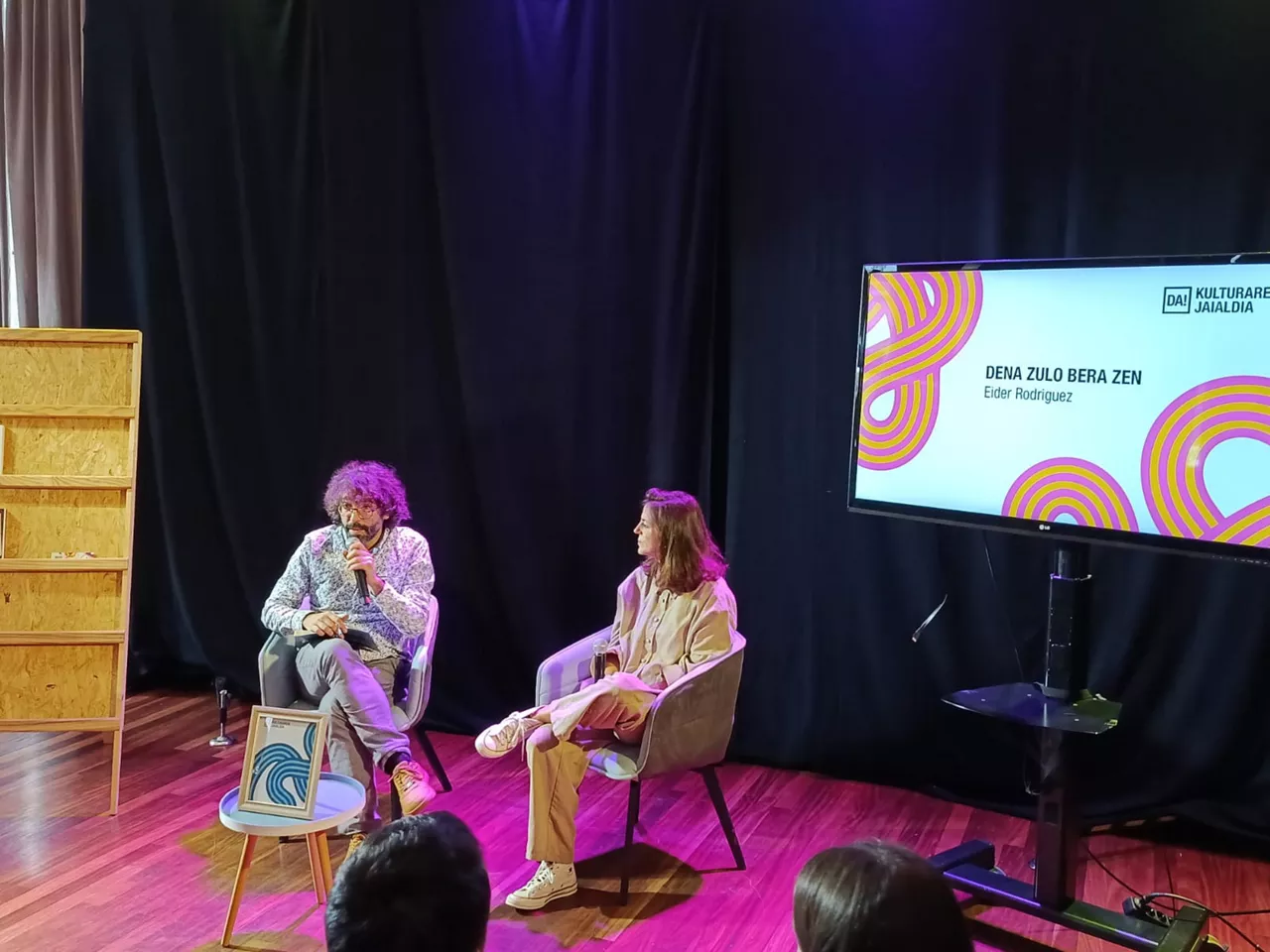 Iñigo Astiz kazetaria eta Eider Rodriguez idazlea, Durangoko Azokan. 