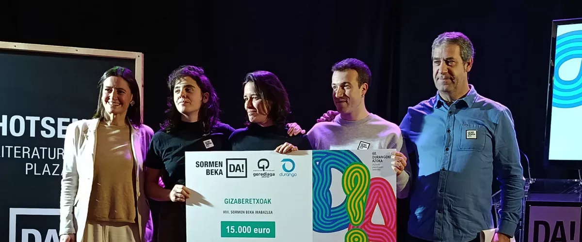 Durangoko Azokaren Sormen Bekaren irabazlea, 
Mireia Elkoroiribe Durangoko alkatea, Ainhoa Olaso, Usue Egia, Mikel Urdangarin eta Gotzon Gomez Gerediaga Elkarteko presidentea. 