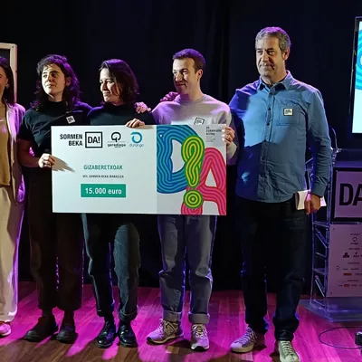 Durangoko Azokaren Sormen Bekaren irabazlea, 
Mireia Elkoroiribe Durangoko alkatea, Ainhoa Olaso, Usue Egia, Mikel Urdangarin eta Gotzon Gomez Gerediaga Elkarteko presidentea. 