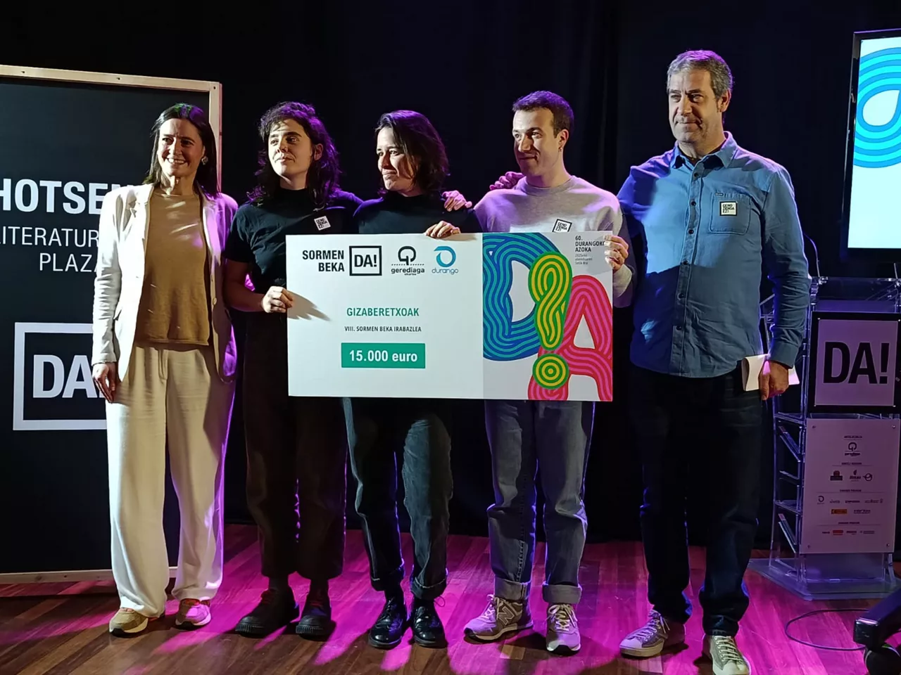 Durangoko Azokaren Sormen Bekaren irabazlea, 
Mireia Elkoroiribe Durangoko alkatea, Ainhoa Olaso, Usue Egia, Mikel Urdangarin eta Gotzon Gomez Gerediaga Elkarteko presidentea. 