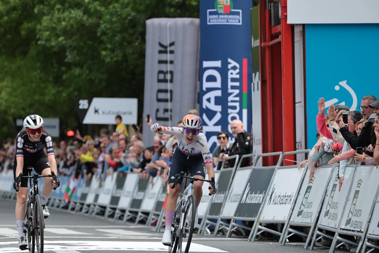 SAN SEBASTIÁN (ESPAÑA), 17/05/2026.- La polaca Dominika Wlodarczyk (c) se impone en la tercera y última etapa de la Itzulia Women 2026, con salida y llegada en San Sebastián y un recorrido de 113,1 kilómetros y tres puertos de montaña. EFE/ Luis Tejido
