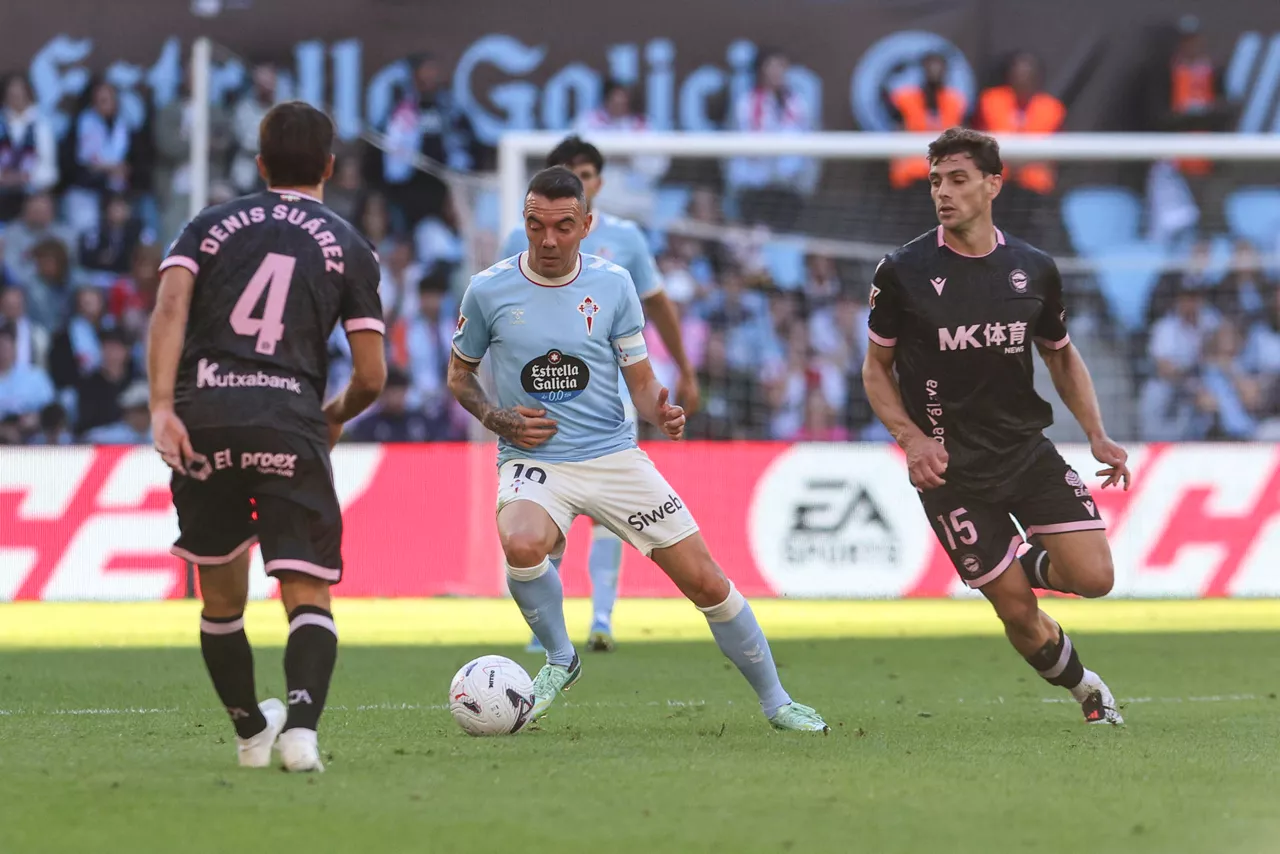 VIGO, 18/10/2026.-El jugador del Celta Aspas pugna por un balón con el jugador del Alavés Kalului, durante el partido de la jornada 9 de LaLiga entre el Celta de Vigo y el Alavés, este domingo en el Estadio Abanca-Balaídos.- EFE/ Salvador Sas
