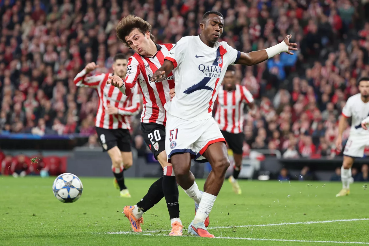 Bilbao, 10/12/2025.- El centrocampista del Athletic Unai Gómez (i) pelea un balón con Willian Pacho, del PSG, durante el partido de Liga de Campeones que Athletic Club y Paris Saint-Germain disputan este miércoles en el estadio de San Mamés, en Bilbao. EFE/Luis Tejido
