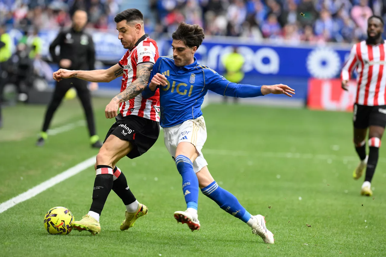 OVIEDO, 15/02/2026.- El jugador del Oviedo David Costas (d) durante el partido de la jornada 24 de LaLiga que disputan el Real Oviedo y el Athletic Club este domingo en el estadio Carlos Tartiere en Oviedo. EFE/Eloy Alonso
