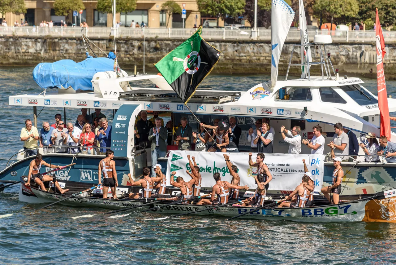 Portugalete (Bizkaia), 20/09/2026.- La trainera de Zierbena se ha proclamado vencedora de la LVI GP - LII Bandera El Corte Inglés - Ayuntamiento de Portugalete, correspondiente a la última regata de la Eusko Label Liga de Remo, disputada este domingo en Portugalete (Bizkaia). EFE/Javier Zorrilla
