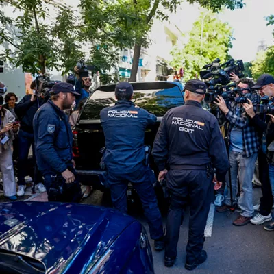 MADRID, 19/05/2026.- Agentes de la Policía Nacional introducen material incautado en un vehículo de la UCO durante el registro a la oficina del expresidente del Gobierno José Luis Rodríguez Zapatero este martes en Madrid. El juzgado central de instrucción número 4 de la Audiencia Nacional ha citado el próximo 2 de junio como imputado al expresidente del Gobierno, el leonés José Luis Rodríguez Zapatero por organización criminal, tráfico de influencias y falsedad en la causa que investiga supuestos cobros de comisiones ilegales en el rescate de la compañía aérea Plus Ultra. EFE/ Rodrigo Jiménez
