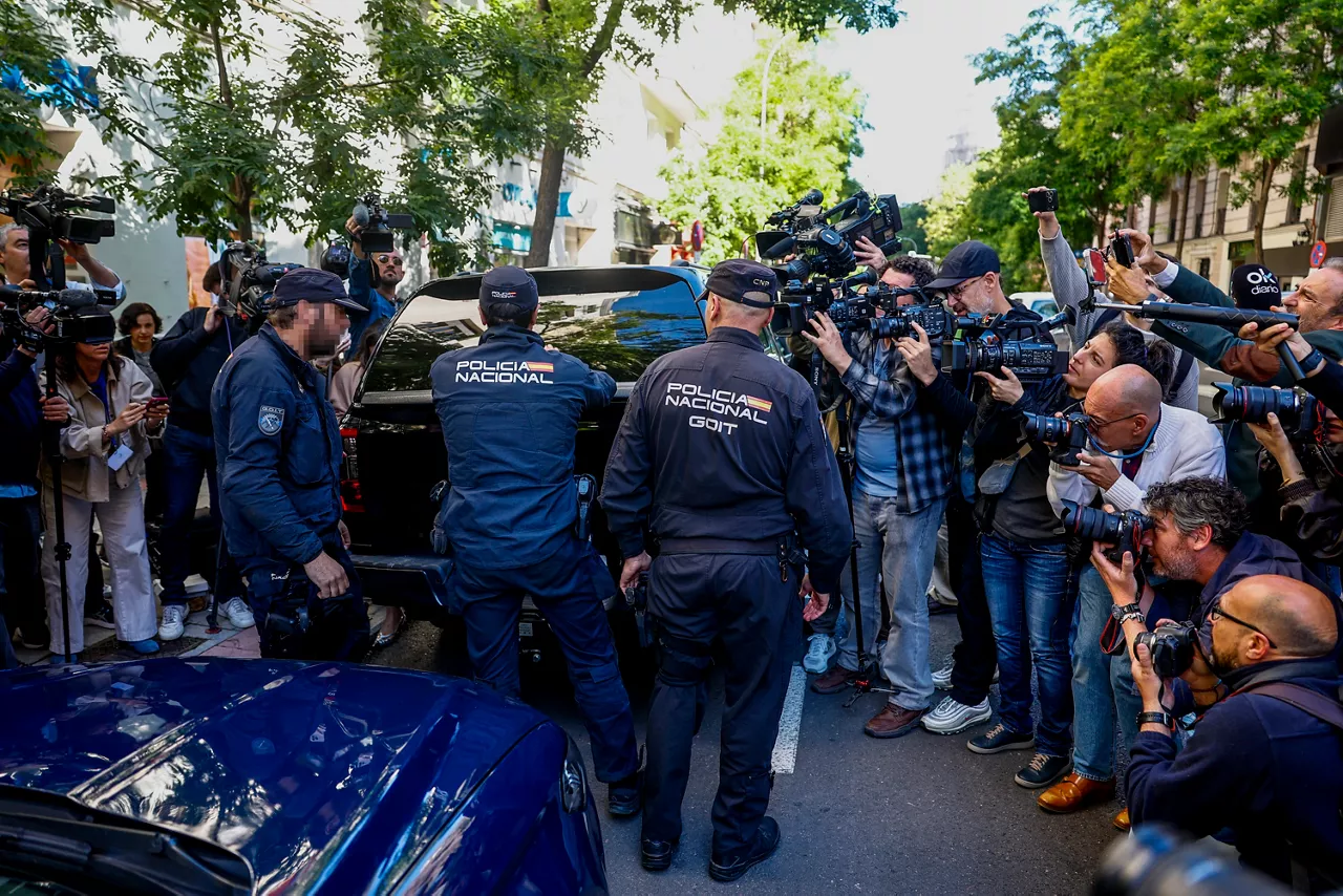 MADRID, 19/05/2026.- Agentes de la Policía Nacional introducen material incautado en un vehículo de la UCO durante el registro a la oficina del expresidente del Gobierno José Luis Rodríguez Zapatero este martes en Madrid. El juzgado central de instrucción número 4 de la Audiencia Nacional ha citado el próximo 2 de junio como imputado al expresidente del Gobierno, el leonés José Luis Rodríguez Zapatero por organización criminal, tráfico de influencias y falsedad en la causa que investiga supuestos cobros de comisiones ilegales en el rescate de la compañía aérea Plus Ultra. EFE/ Rodrigo Jiménez

