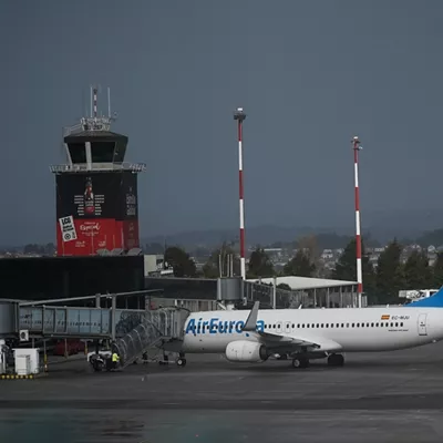 (Foto de ARCHIVO)

Un avión de la compañía Air Europa, a su llegada al Aeropuerto de Alvedro, a 4 de noviembre de 2023, en A Coruña, Galicia (España). Un avión de Air Europa ha tenido complicaciones al aterrizar en el Aeropuerto de Alvedro por las fuertes rachas de viento traídas por la borrasca Domingos. El avión no ha logrado tocar tierra hasta pasados diez minutos desde su llegada al aeropuerto. Los vientos en Galicia provocados por el temporal superan los 170 kilómetros por hora.



Gustavo de la Paz / Europa Press

04 NOVIEMBRE 2023;AVIÓN;ATERRIZAJE;VIENTO;BORRASCA;TEMPORAL

04/11/2023