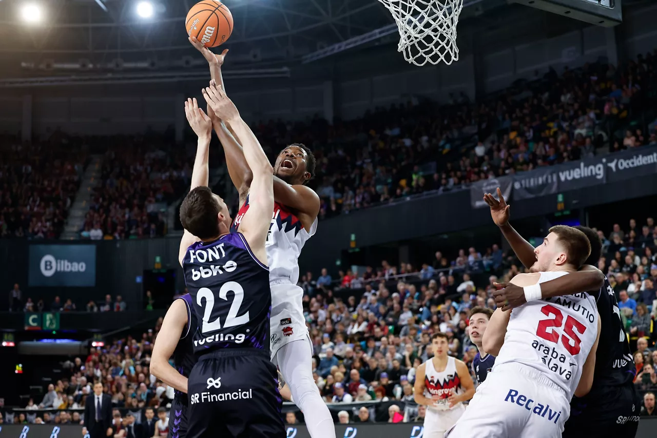 BILBAO, 15/02/2026.- El pívot guineano del Baskonia Mamadi Diakité (detrás) lanza a canasta durante el partido de Liga Endesa de baloncesto entre el Surne Bilbao Basket y el Kosner Baskonia, este domingo en el Bilbao Arena. EFE/ Miguel Tona
