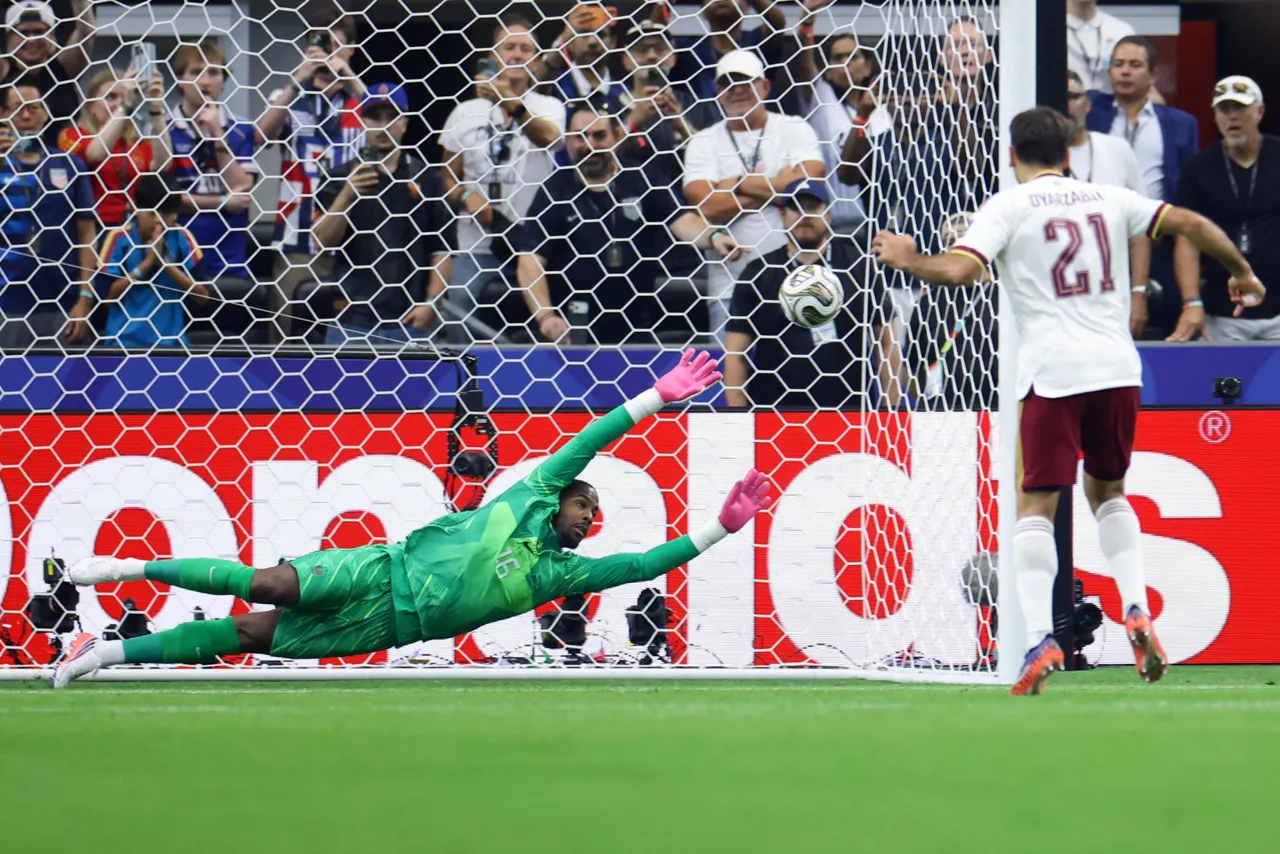 GR2079. ARLINGTON (ESTADOS UNIDOS), 14/07/2026.- Mikel Oyarzabal (d) de España anota un gol este martes, en el partido de semifinales del Mundial de la FIFA 2026 entre Francia y España en el estadio AT&T en Arlington (Estados Unidos). EFE/ Carlos Ramírez
