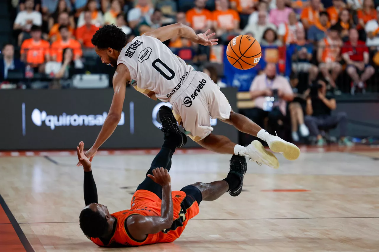 VALENCIA, 27/09/2026.- El jugador del Valencia Basket TJ Shorts y el jugador del iLERNA Lleida D. McGhee, durante el partido de la jornada 1 de la Liga Endesa de baloncesto entre el Valencia Basket y el iLERNA Lleida, este domingo en Valencia.-EFE/ Manuel Bruque
