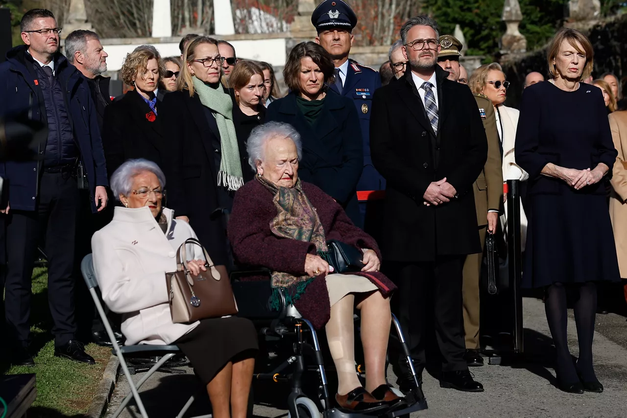 GERNIKA (BIZKAIA), 28/11/2025.- Dos supervivientes del bombardeo acompañadas por la delegación alemana, entre los que se encuentran la primera dama, Elke Büdebender (d), y el alcalde de Pforzeim, Peter Boch (2d), durante una ofrenda floral en memoria de las víctimas del bombardeo en Gernika, este viernes. EFE/ Miguel Toña POOL
