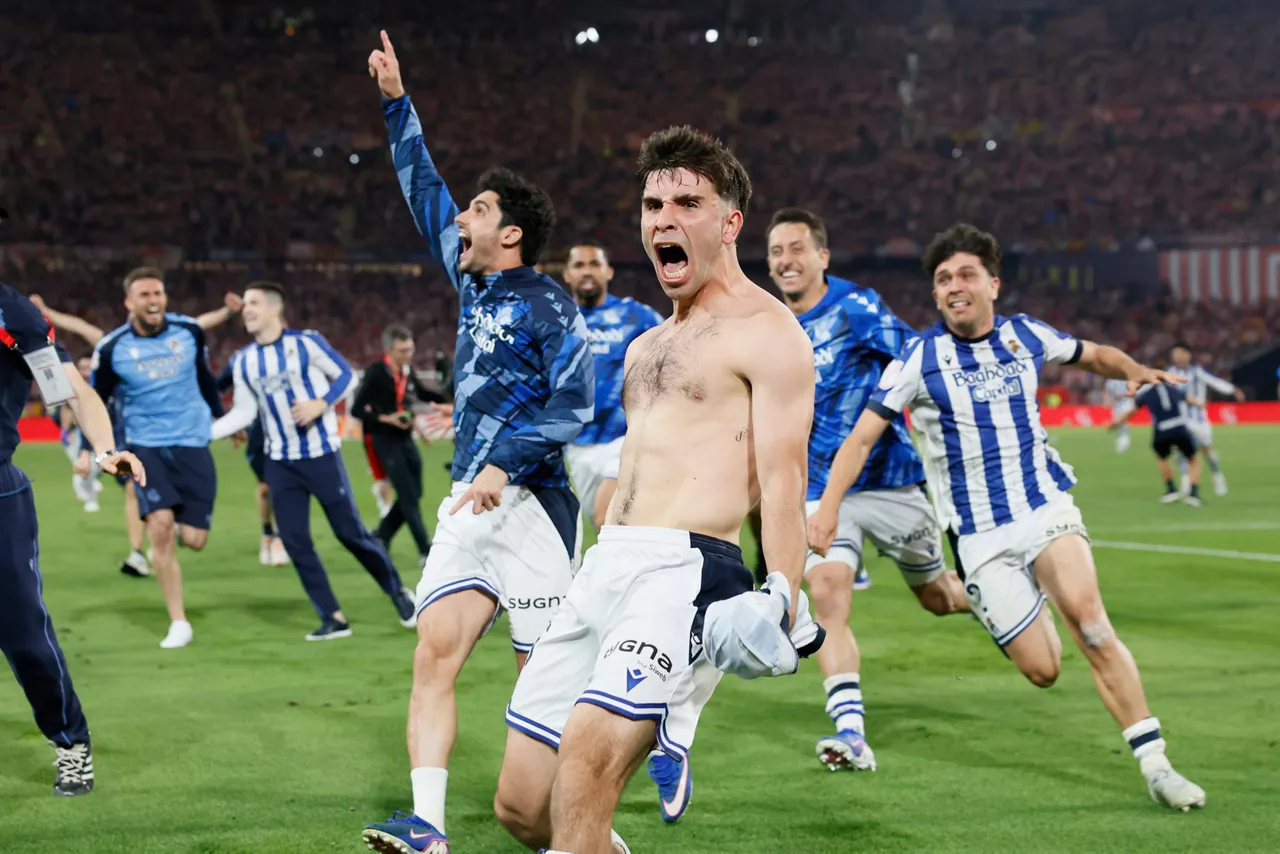 SEVILLA, 17/04/2026.- El centrocampista de la Real Sociedad Pablo Marín celebra su penalti que le dio la victoria al equipo donostiarra durante la final de la Copa del Rey que enfrenta a Atlético de Madrid y Real Sociedad este sábado en el estadio de La Cartuja, en Sevilla. EFE/José Manuel Vidal
