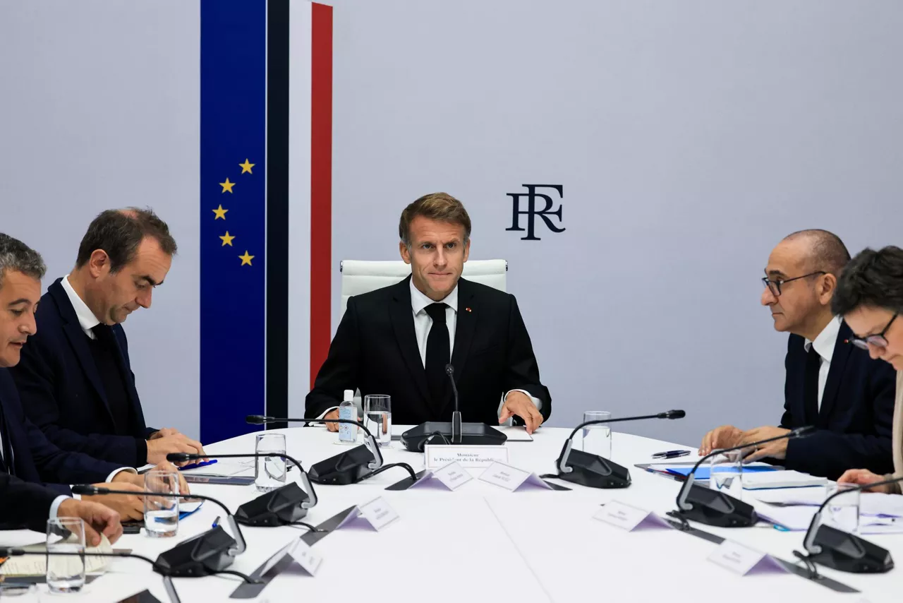 Paris (France), 18/10/2026.- (From L) France's Justice Minister Gerald Darmanin, France's Prime Minister Sebastien Lecornu, France's President Emmanuel Macron, France's Interior Minister Laurent Nunez, and French Government Secretary General Laurence Marion take part in an Interministerial Crisis Meeting chaired by France's President at the Elysee Presidential Palace, in Paris, France, 18 October 2026, the day after riots and looting on the sidelines of nationwide protests against the high cost of living. The French president was to give a televised address at 18:00 GMT on 18 October 2026, his office said, in the wake of violent protests that rocked the country. The broadcast was to take place after a meeting between Macron and various ministers, the Elysee said. (Protestas, Disturbios, Francia) EFE/EPA/LUDOVIC MARIN / POOL MAXPPP OUT
