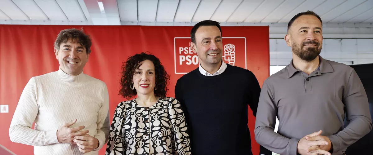 BILBAO, 24/01/2026.- El secretario general del PSE-EE, Eneko Andueza (i), y la portavoz socialista y teniente de alcalde de Bilbao, Nora Abete (2i), han abierto este sábado en Bilbao la jornada de información sobre la Ley de Medidas Urgentes en materia de Vivienda, Suelo y Urbanismo que ha reunido, entre otros, a los responsables institucionales socialistas en esta materia (alcaldes y alcaldesas, concejales y concejalas) del territorio de Bizkaia. EFE/ Miguel Toña
